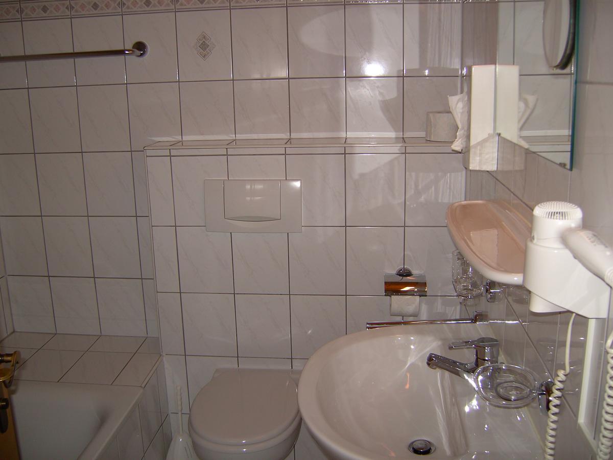 Dreibettzimmer mit Dusche